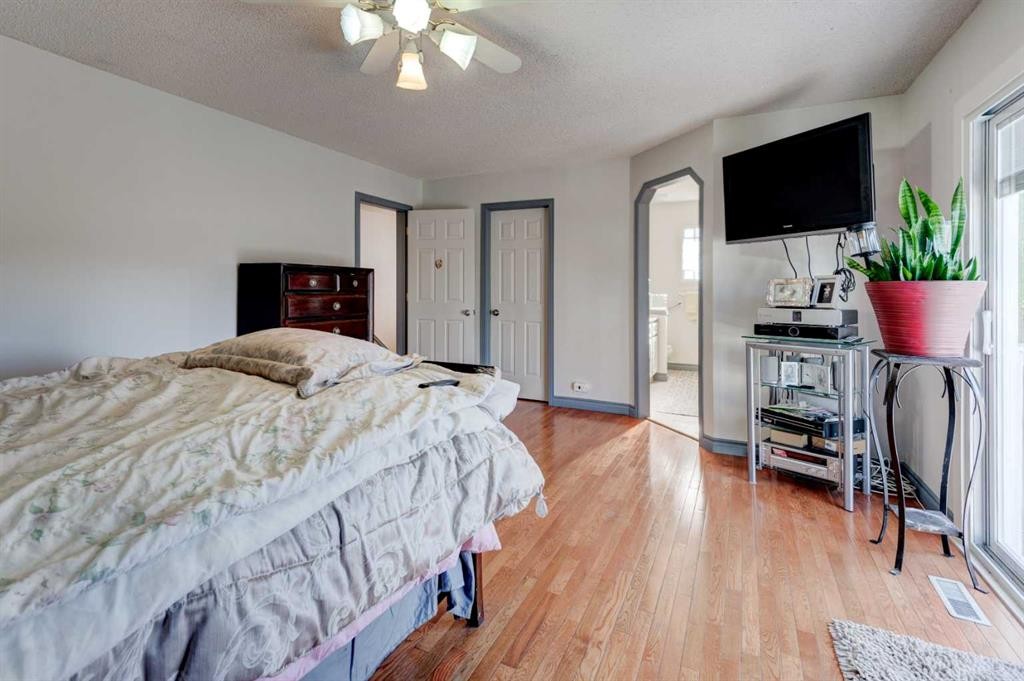 414 Mt Cornwall Circle Se, Calgary, AB - Indoor Photo Showing Bedroom