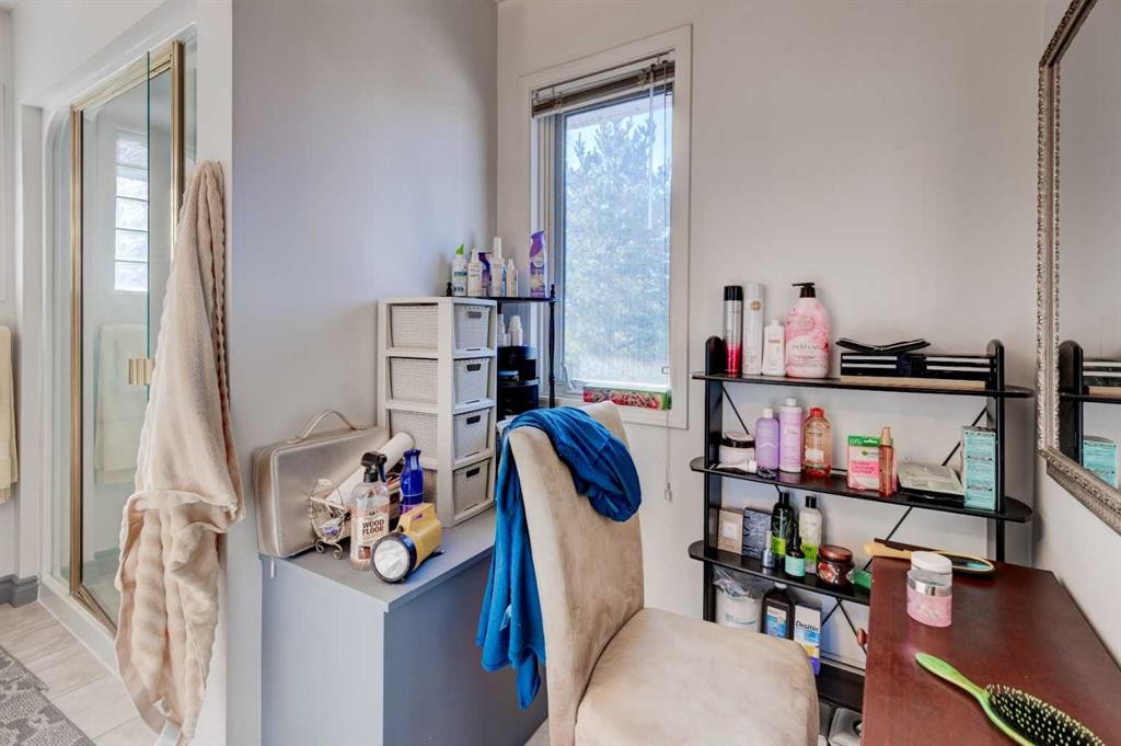 414 Mt Cornwall Circle Se, Calgary, AB - Indoor Photo Showing Other Room