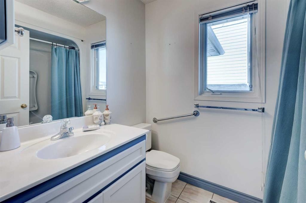 414 Mt Cornwall Circle Se, Calgary, AB - Indoor Photo Showing Bathroom