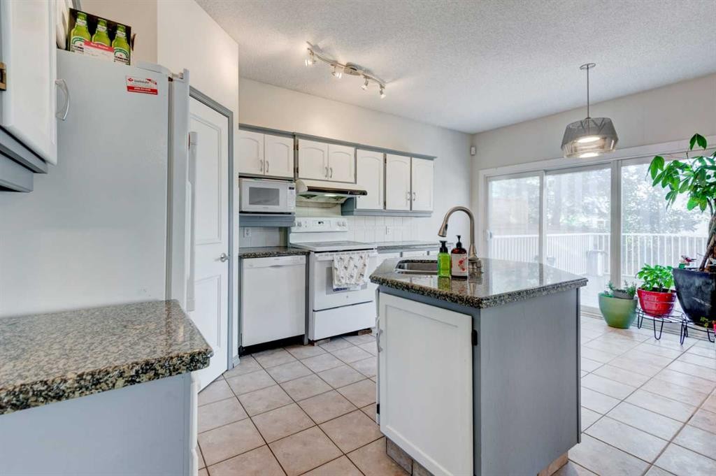 414 Mt Cornwall Circle Se, Calgary, AB - Indoor Photo Showing Kitchen