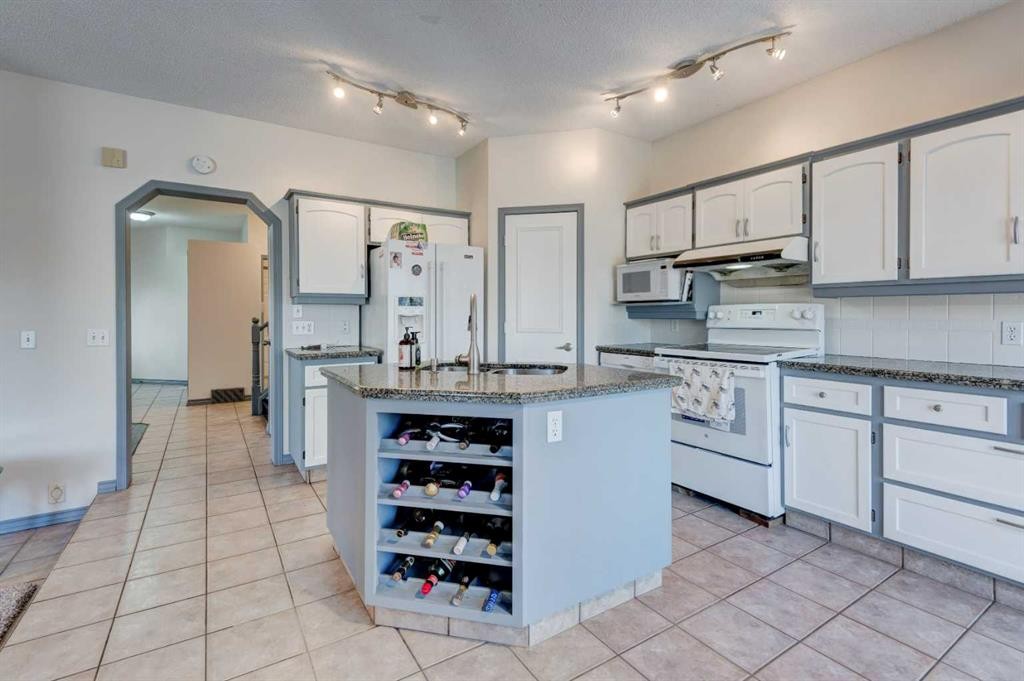 414 Mt Cornwall Circle Se, Calgary, AB - Indoor Photo Showing Kitchen