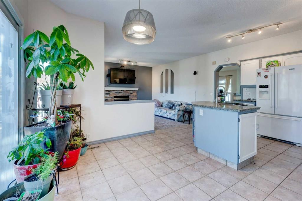 414 Mt Cornwall Circle Se, Calgary, AB - Indoor Photo Showing Kitchen