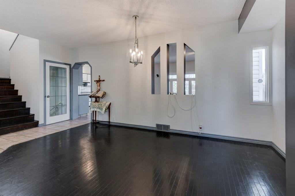 414 Mt Cornwall Circle Se, Calgary, AB - Indoor Photo Showing Other Room