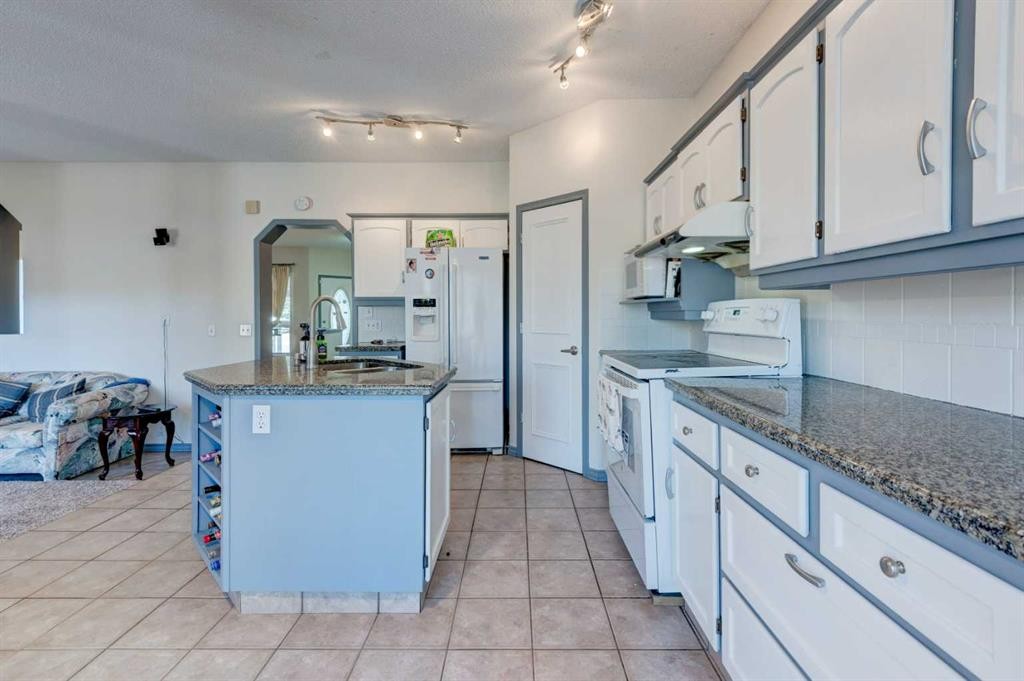 414 Mt Cornwall Circle Se, Calgary, AB - Indoor Photo Showing Kitchen