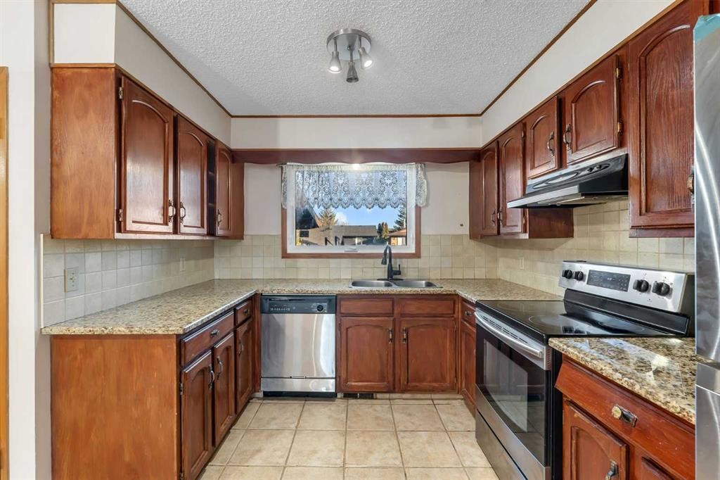 20 Templehill Crescent Ne, Calgary, AB - Indoor Photo Showing Kitchen With Stainless Steel Kitchen With Double Sink