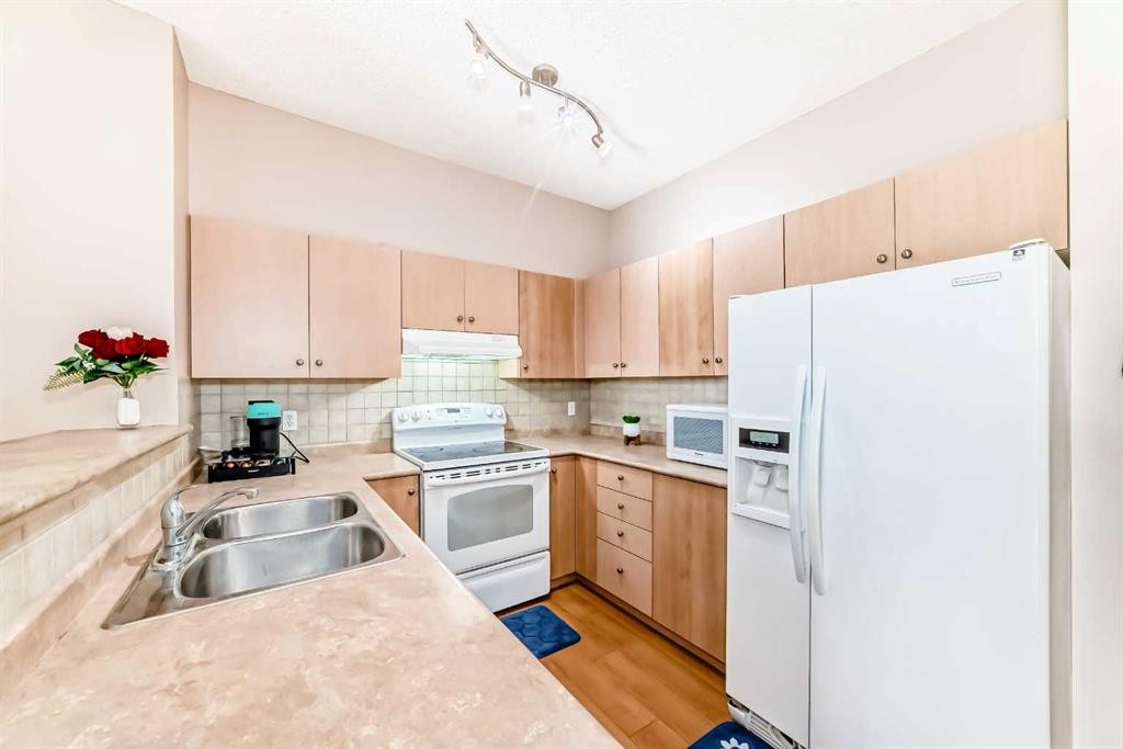 2115-1140 Taradale Drive Ne, Calgary, AB - Indoor Photo Showing Kitchen With Double Sink