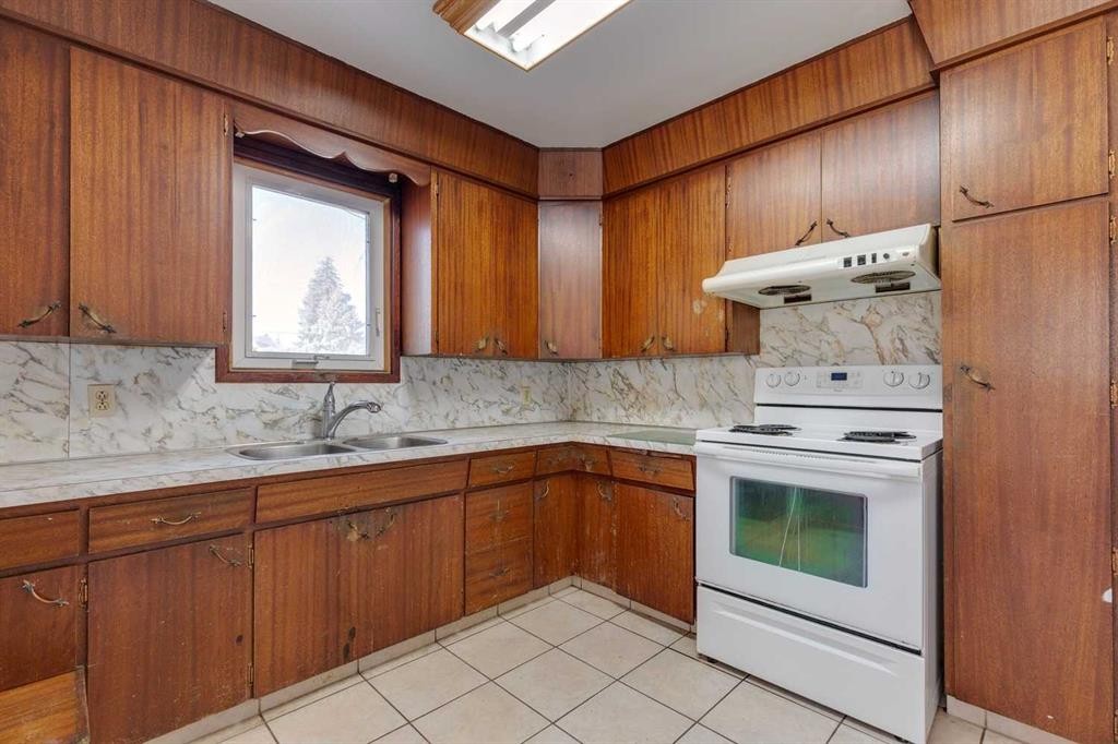 519 34 Street Nw, Calgary, AB - Indoor Photo Showing Kitchen With Double Sink