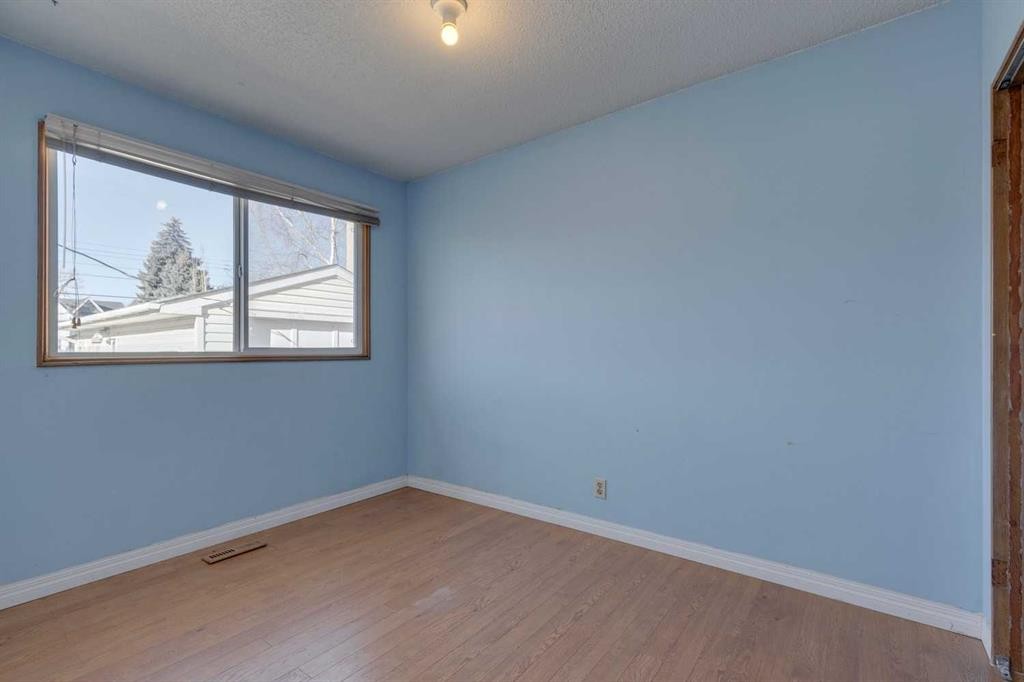 519 34 Street Nw, Calgary, AB - Indoor Photo Showing Other Room