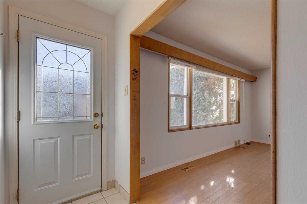 519 34 Street Nw, Calgary, AB - Indoor Photo Showing Other Room