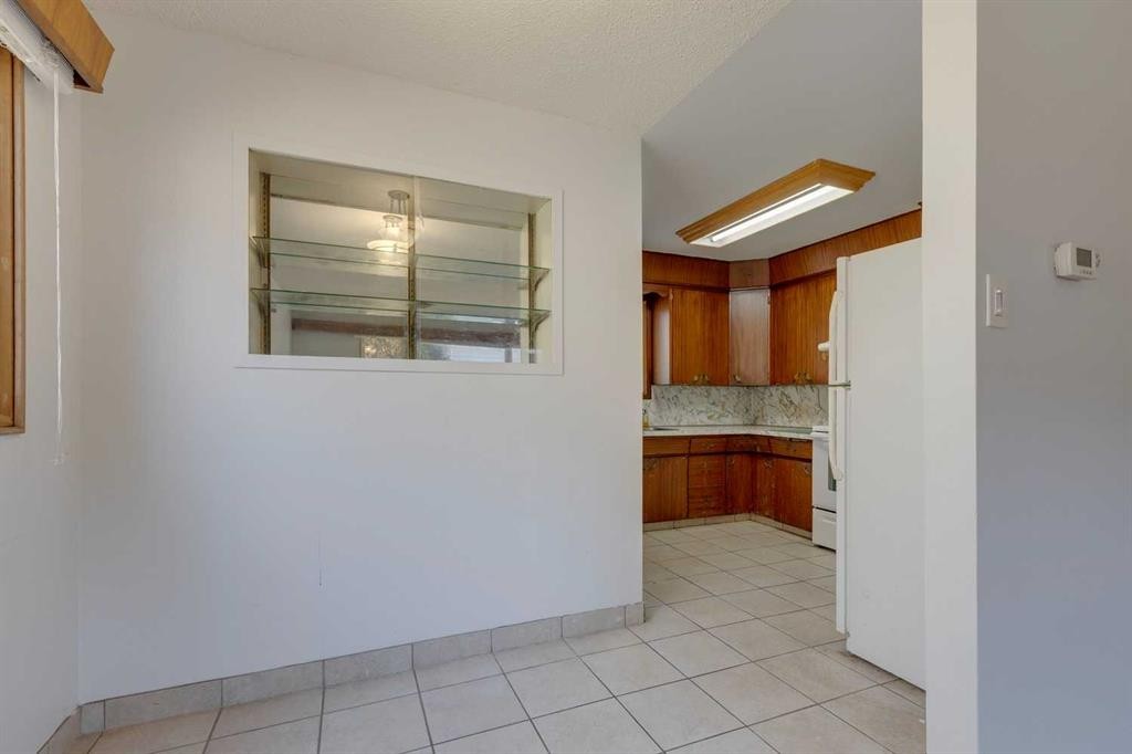 519 34 Street Nw, Calgary, AB - Indoor Photo Showing Other Room