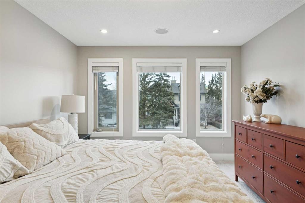 4509 19 Avenue Nw, Calgary, AB - Indoor Photo Showing Bedroom