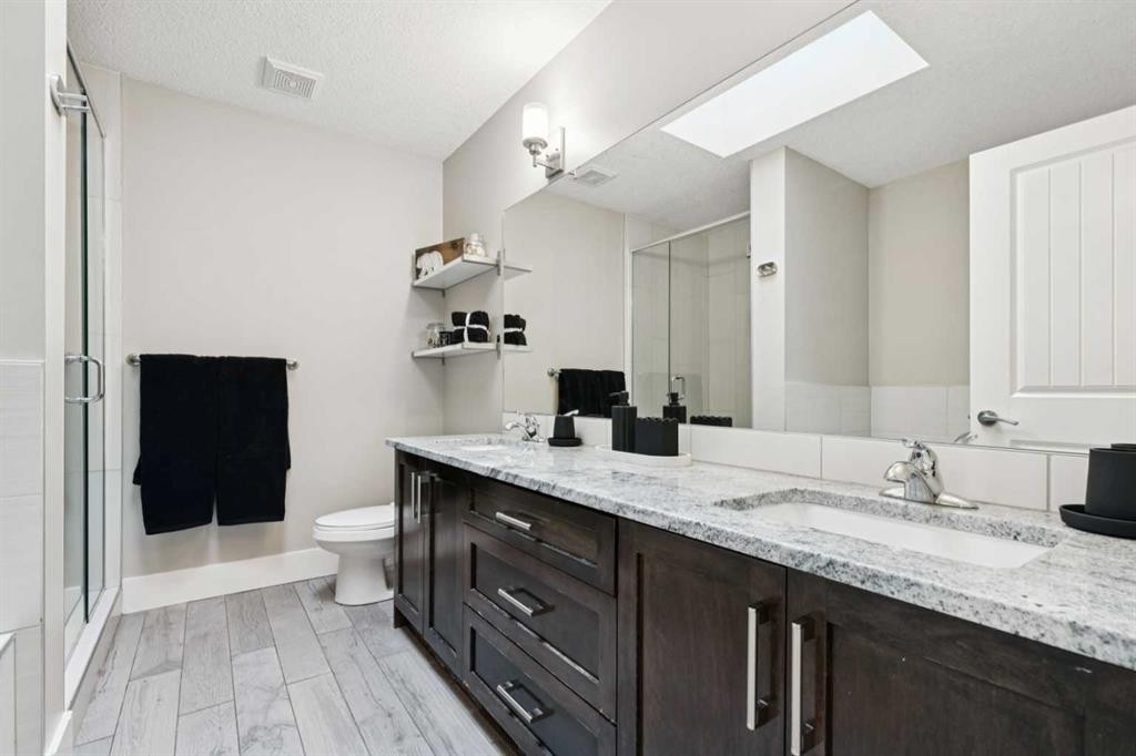 4509 19 Avenue Nw, Calgary, AB - Indoor Photo Showing Bathroom