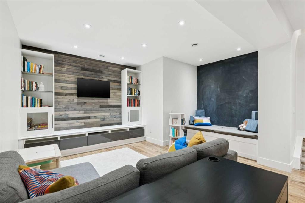 4509 19 Avenue Nw, Calgary, AB - Indoor Photo Showing Living Room