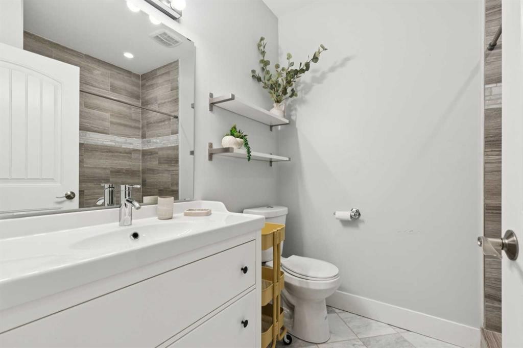 4509 19 Avenue Nw, Calgary, AB - Indoor Photo Showing Bathroom