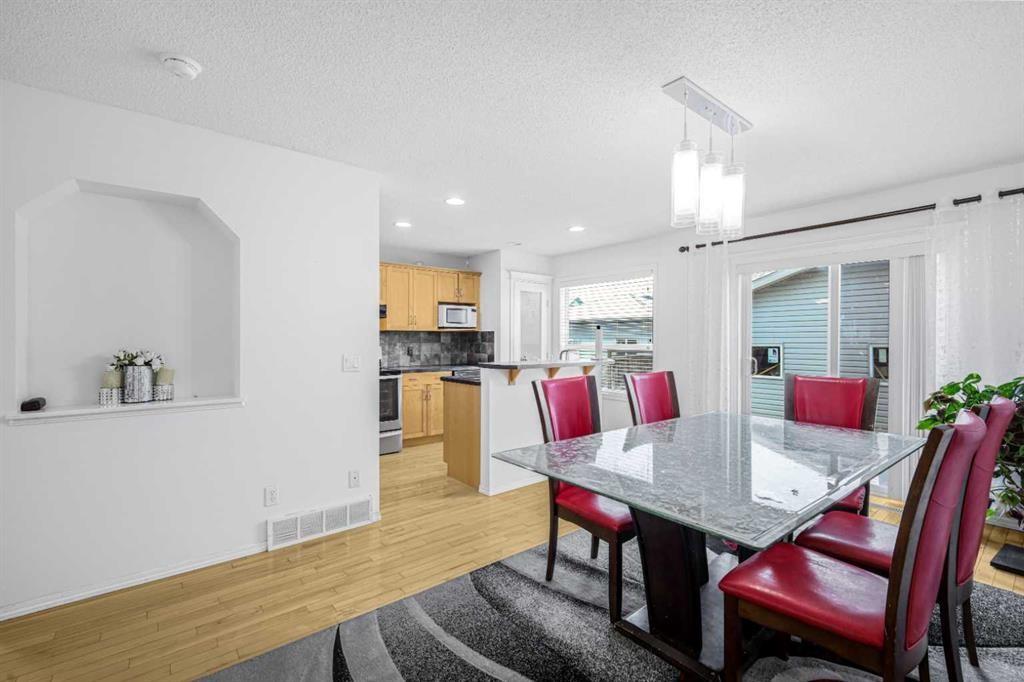 102 Evansford Grove Nw, Calgary, AB - Indoor Photo Showing Dining Room