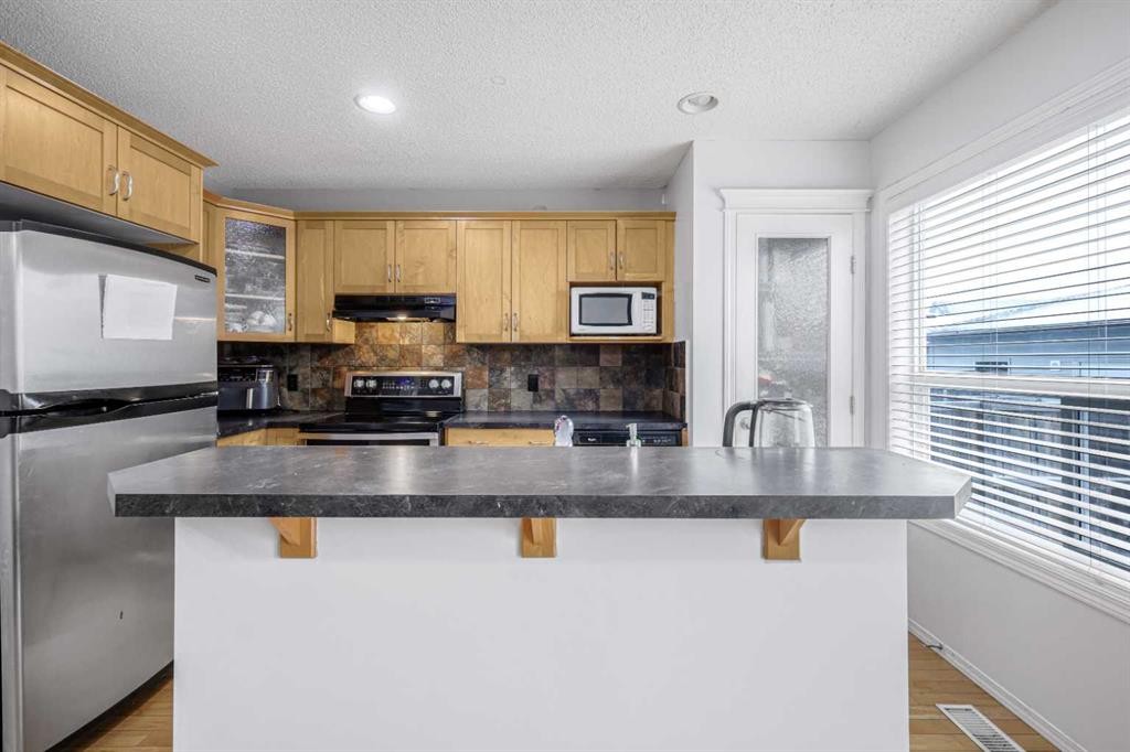 102 Evansford Grove Nw, Calgary, AB - Indoor Photo Showing Kitchen