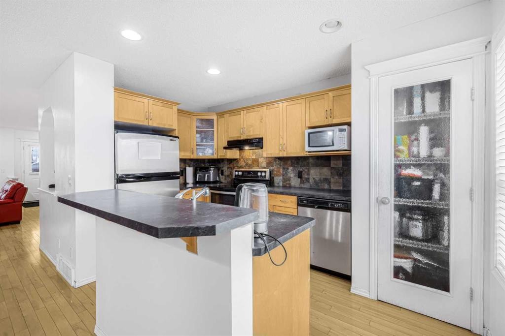 102 Evansford Grove Nw, Calgary, AB - Indoor Photo Showing Kitchen