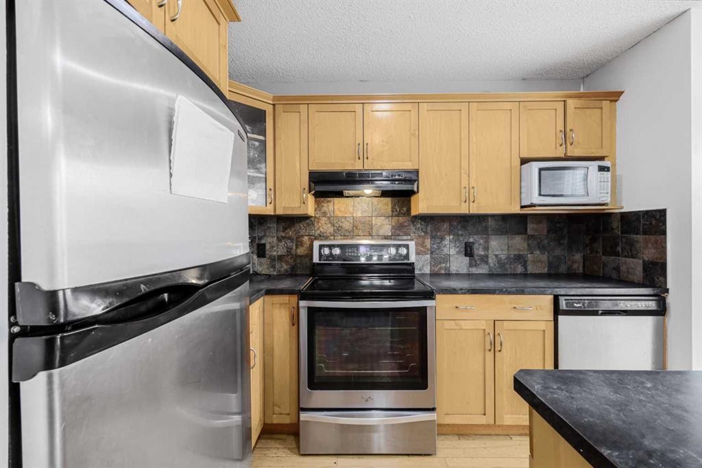 102 Evansford Grove Nw, Calgary, AB - Indoor Photo Showing Kitchen