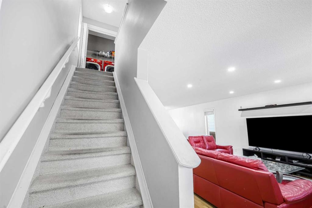 102 Evansford Grove Nw, Calgary, AB - Indoor Photo Showing Other Room