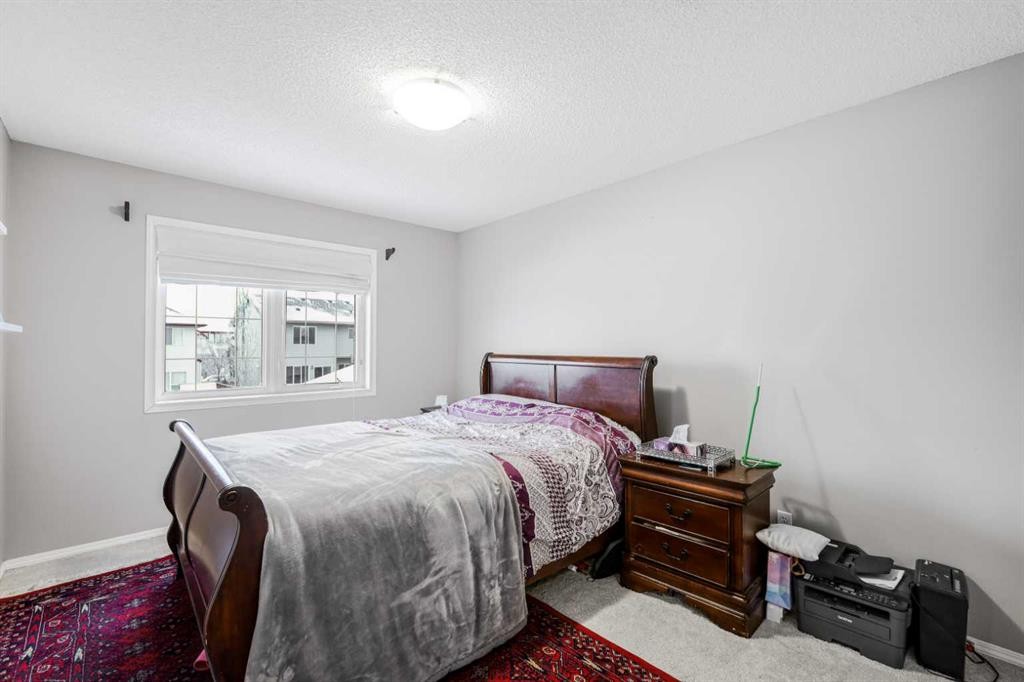 102 Evansford Grove Nw, Calgary, AB - Indoor Photo Showing Bedroom