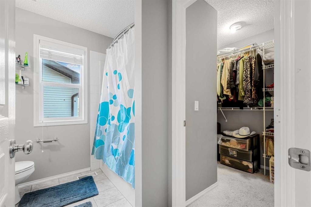 102 Evansford Grove Nw, Calgary, AB - Indoor Photo Showing Bathroom