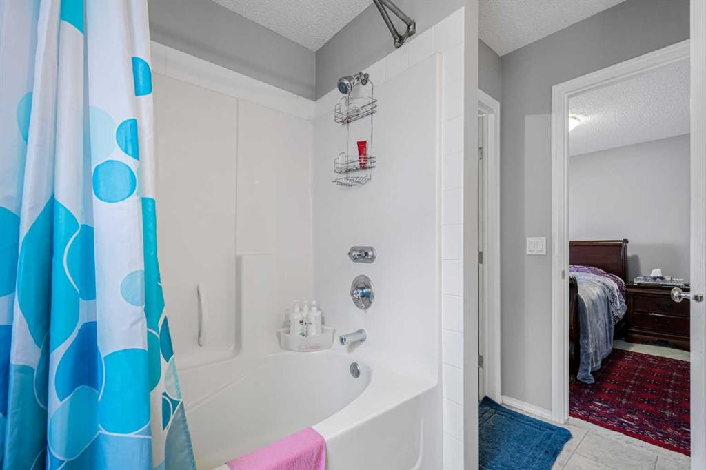 102 Evansford Grove Nw, Calgary, AB - Indoor Photo Showing Bathroom