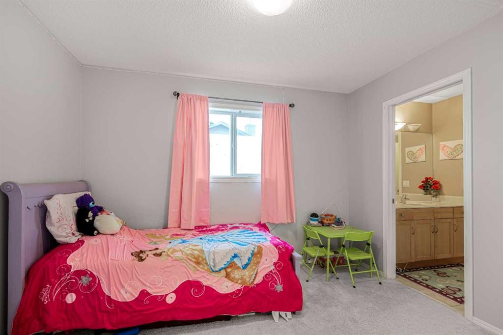 102 Evansford Grove Nw, Calgary, AB - Indoor Photo Showing Bedroom