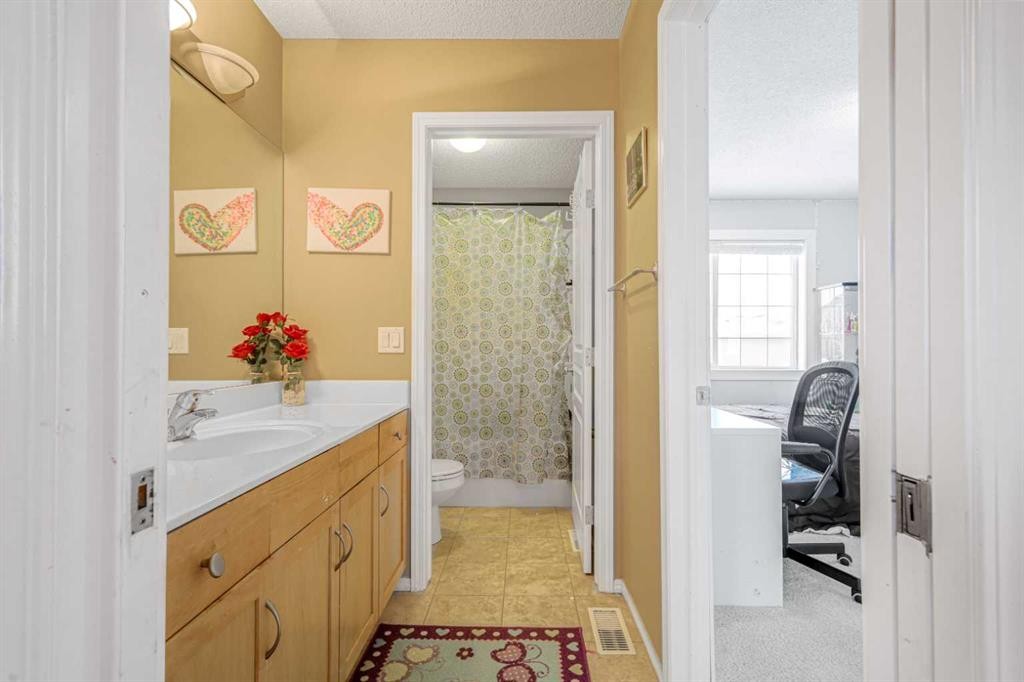102 Evansford Grove Nw, Calgary, AB - Indoor Photo Showing Bathroom