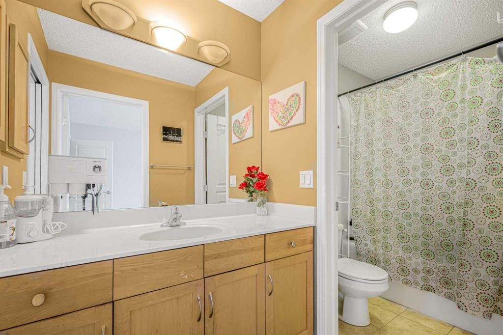 102 Evansford Grove Nw, Calgary, AB - Indoor Photo Showing Bathroom