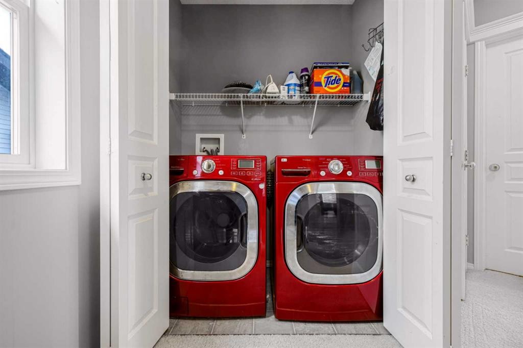 102 Evansford Grove Nw, Calgary, AB - Indoor Photo Showing Laundry Room