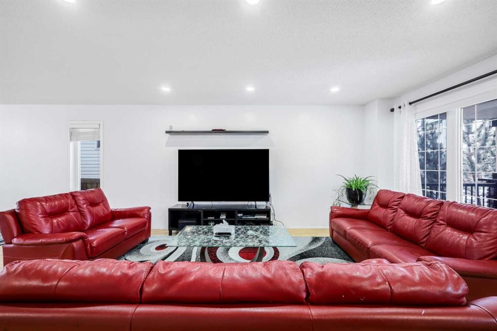 102 Evansford Grove Nw, Calgary, AB - Indoor Photo Showing Living Room