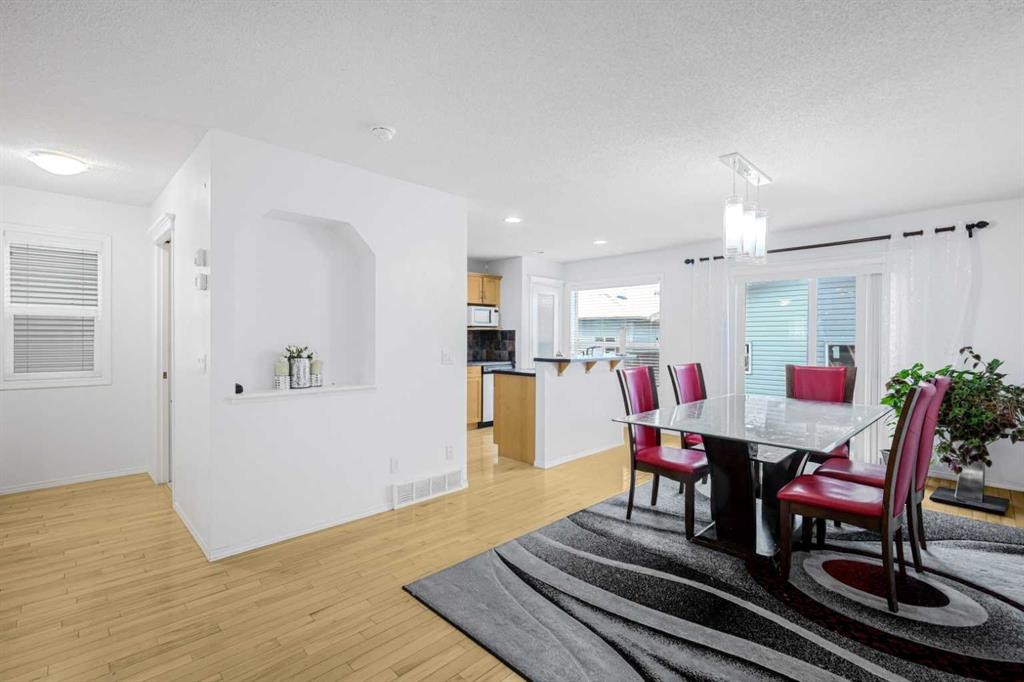 102 Evansford Grove Nw, Calgary, AB - Indoor Photo Showing Dining Room