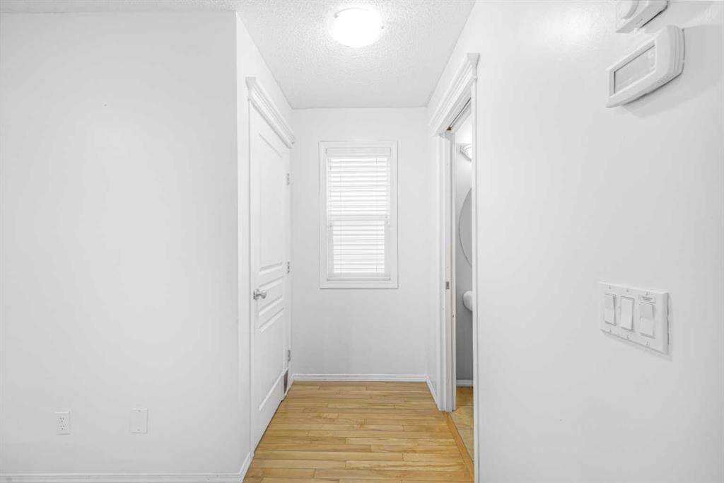 102 Evansford Grove Nw, Calgary, AB - Indoor Photo Showing Other Room