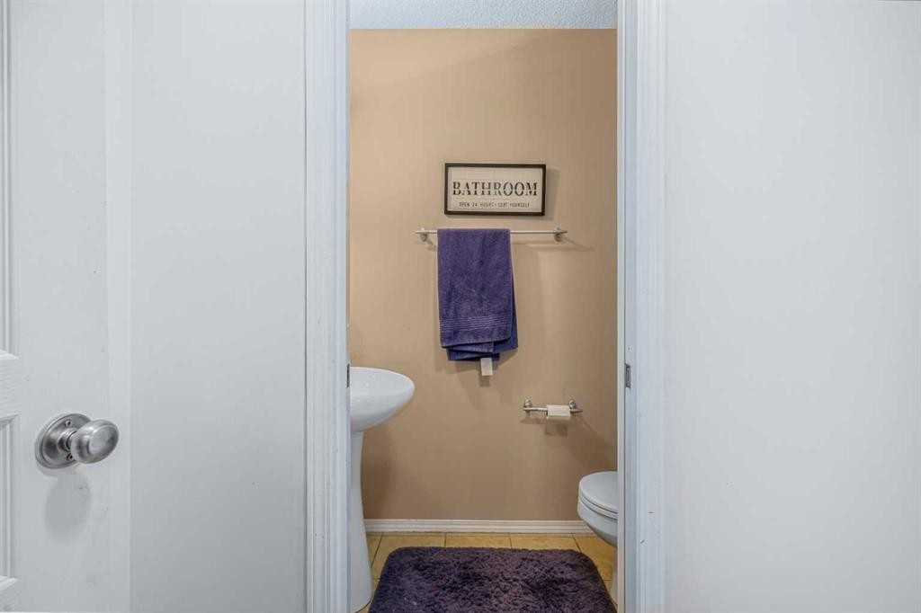102 Evansford Grove Nw, Calgary, AB - Indoor Photo Showing Bathroom