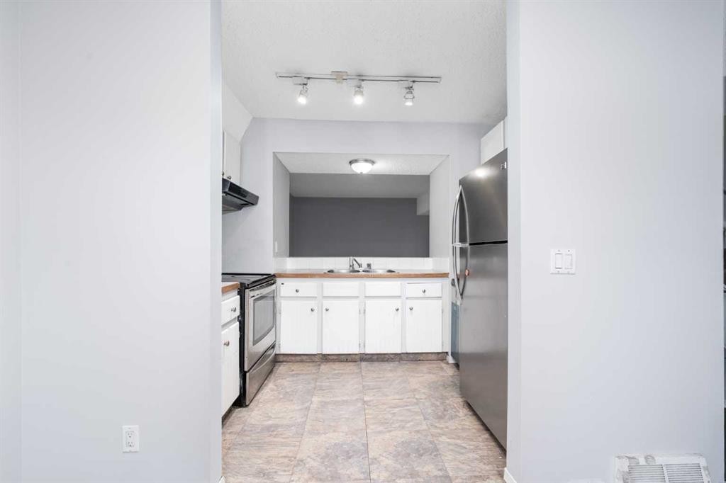 602-919 38 Street Ne, Calgary, AB - Indoor Photo Showing Kitchen With Double Sink