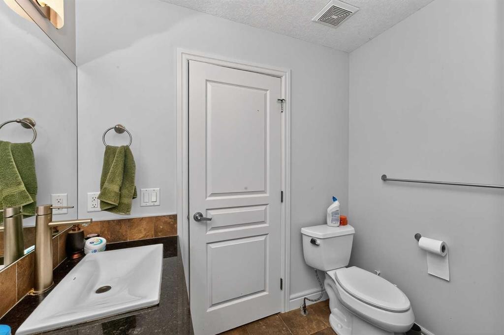 280 Willowmere Way, Chestermere, AB - Indoor Photo Showing Bathroom