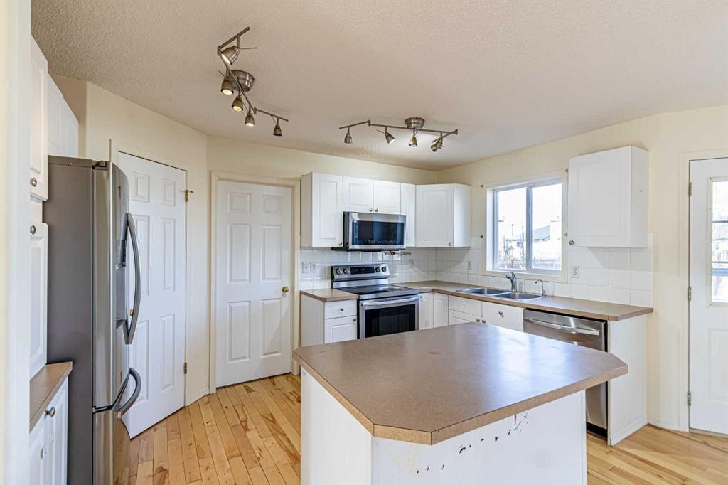 49 Welshimer Crescent Ne, Langdon, AB - Indoor Photo Showing Kitchen With Double Sink