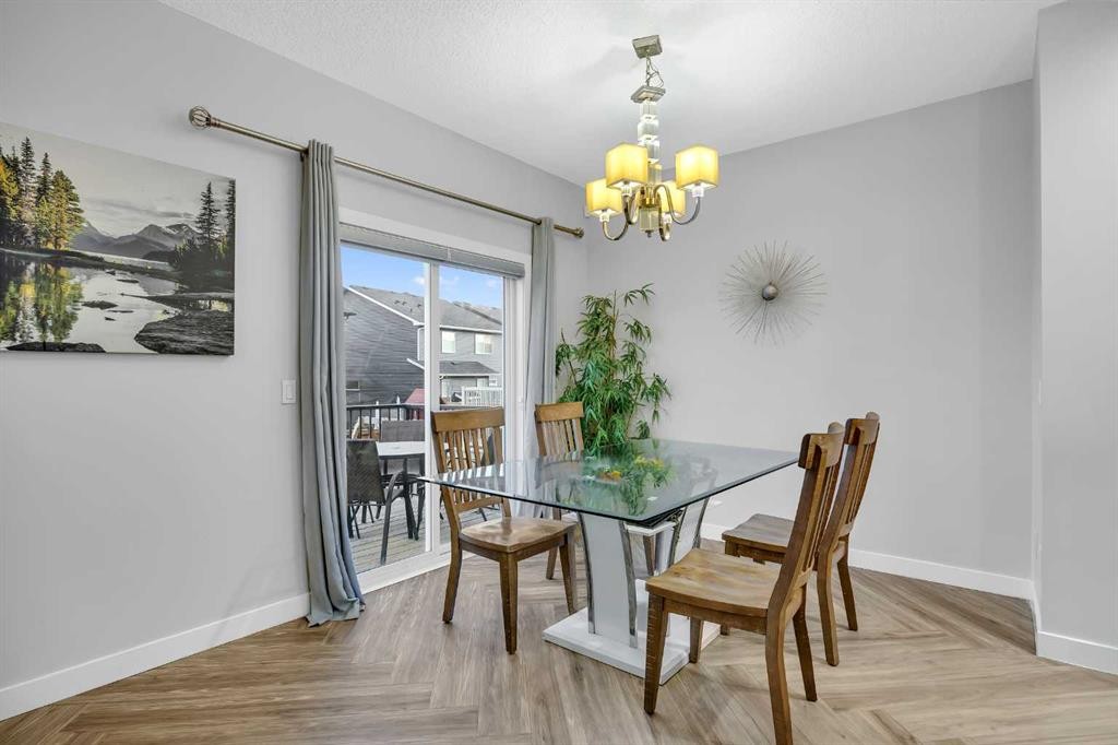 320 Nolancrest Circle Nw, Calgary, AB - Indoor Photo Showing Dining Room