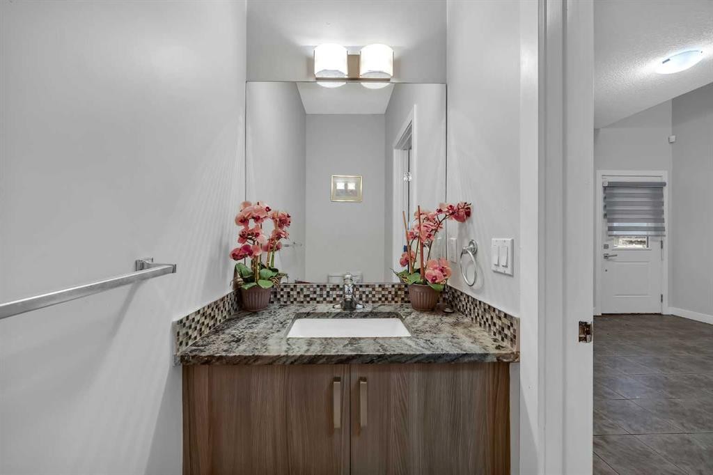 320 Nolancrest Circle Nw, Calgary, AB - Indoor Photo Showing Bathroom