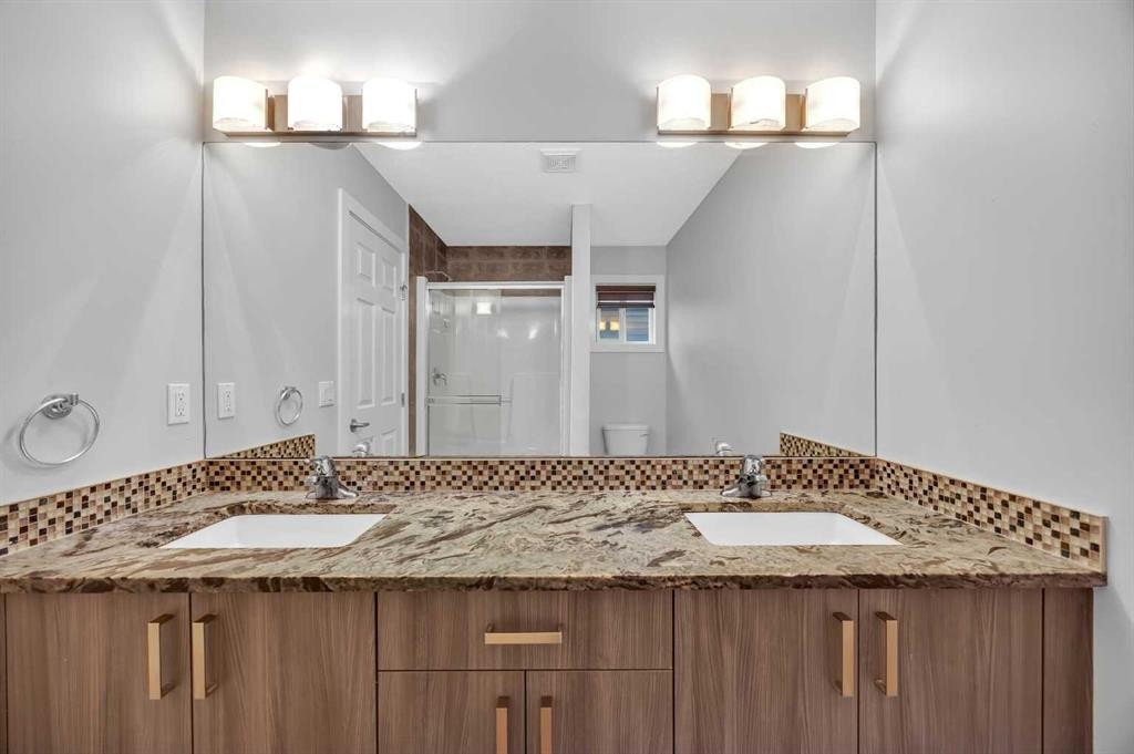 320 Nolancrest Circle Nw, Calgary, AB - Indoor Photo Showing Bathroom