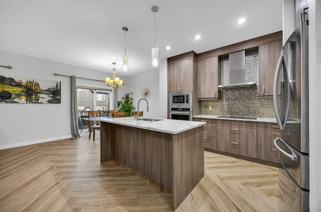 320 Nolancrest Circle Nw, Calgary, AB - Indoor Photo Showing Kitchen With Upgraded Kitchen