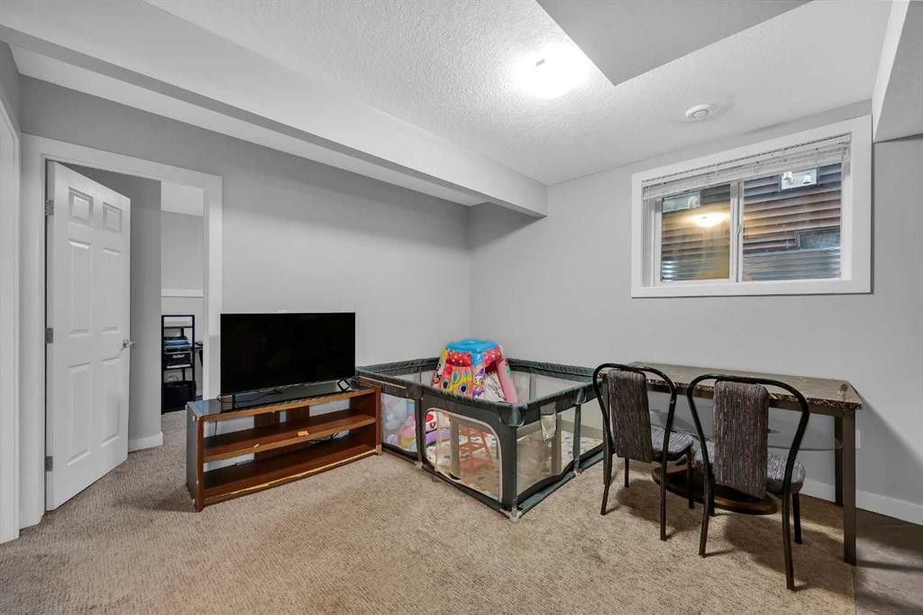 320 Nolancrest Circle Nw, Calgary, AB - Indoor Photo Showing Other Room