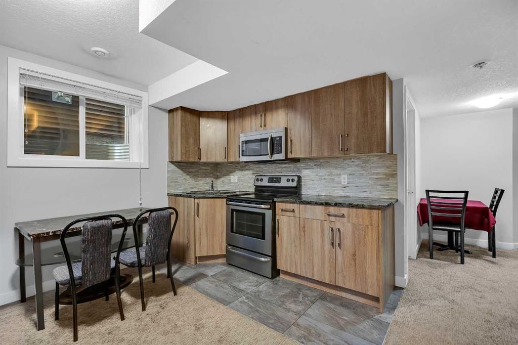 320 Nolancrest Circle Nw, Calgary, AB - Indoor Photo Showing Kitchen