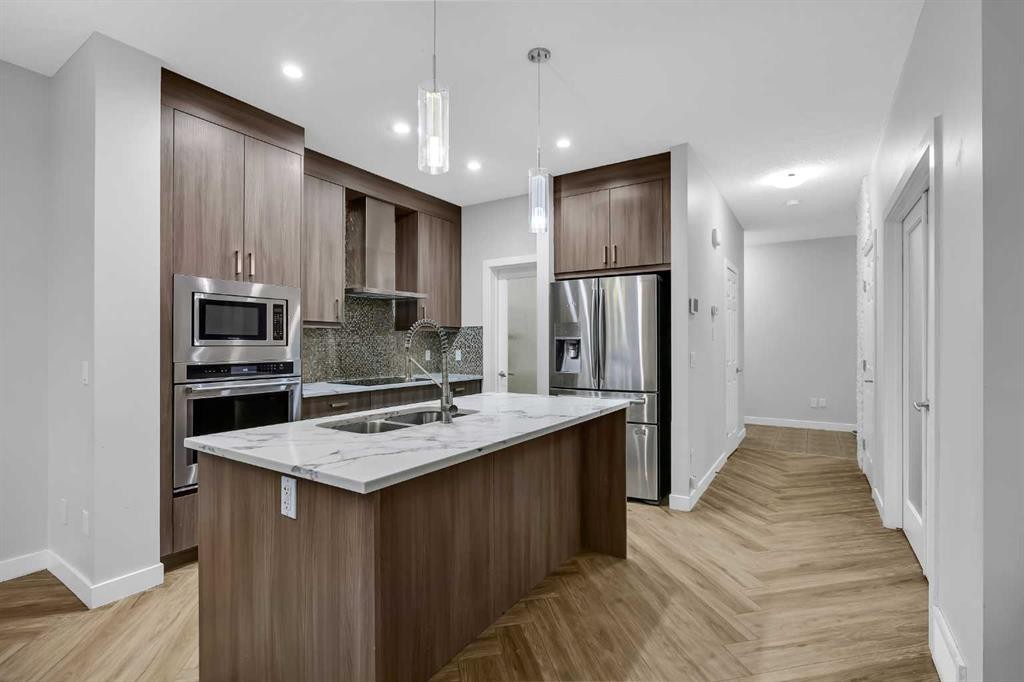 320 Nolancrest Circle Nw, Calgary, AB - Indoor Photo Showing Kitchen With Double Sink With Upgraded Kitchen