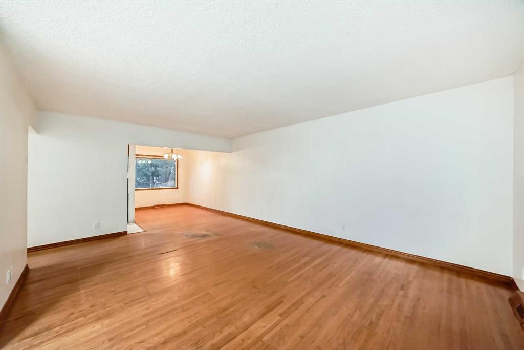 5924 Centre Street Ne, Calgary, AB - Indoor Photo Showing Other Room