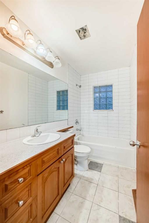 5924 Centre Street Ne, Calgary, AB - Indoor Photo Showing Bathroom