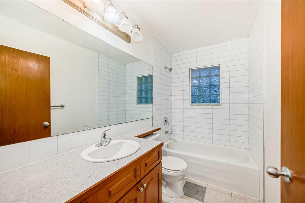 5924 Centre Street Ne, Calgary, AB - Indoor Photo Showing Bathroom