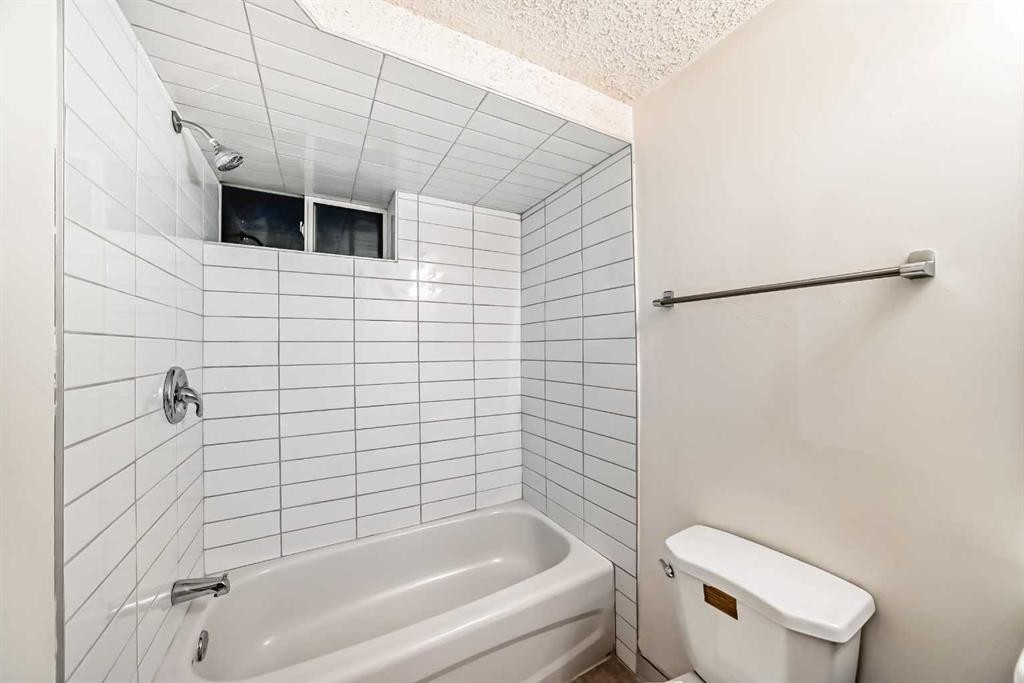 5924 Centre Street Ne, Calgary, AB - Indoor Photo Showing Bathroom