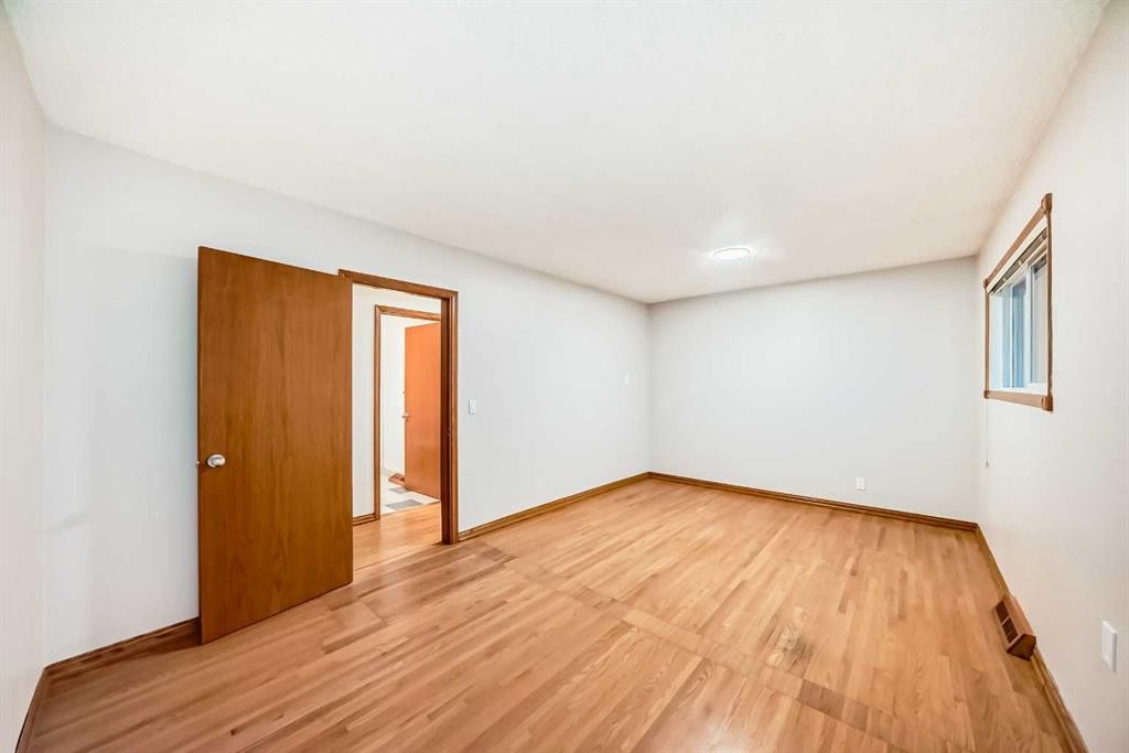 5924 Centre Street Ne, Calgary, AB - Indoor Photo Showing Other Room