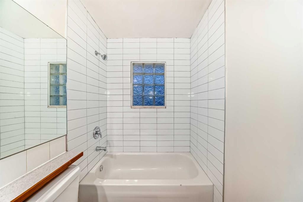 5924 Centre Street Ne, Calgary, AB - Indoor Photo Showing Bathroom